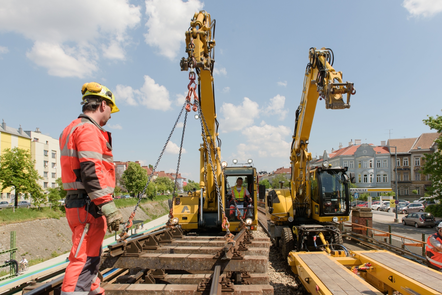 In der ersten Bauphase werden die Schwellen und Schienen abgetragen.