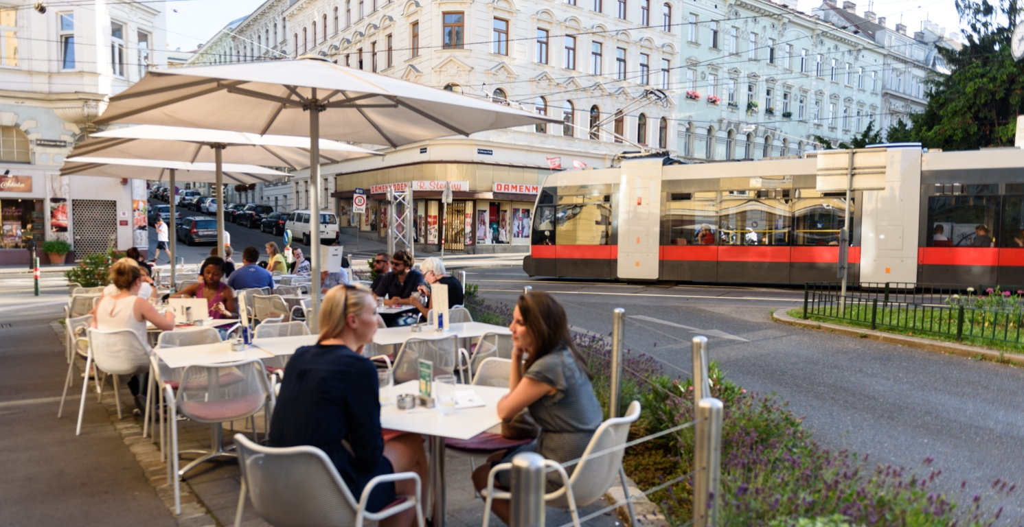 Im den Sommermonaten mit den Wiener Linien durch die Stadt. Im Bild eine Straßenbhan der Linie 41.