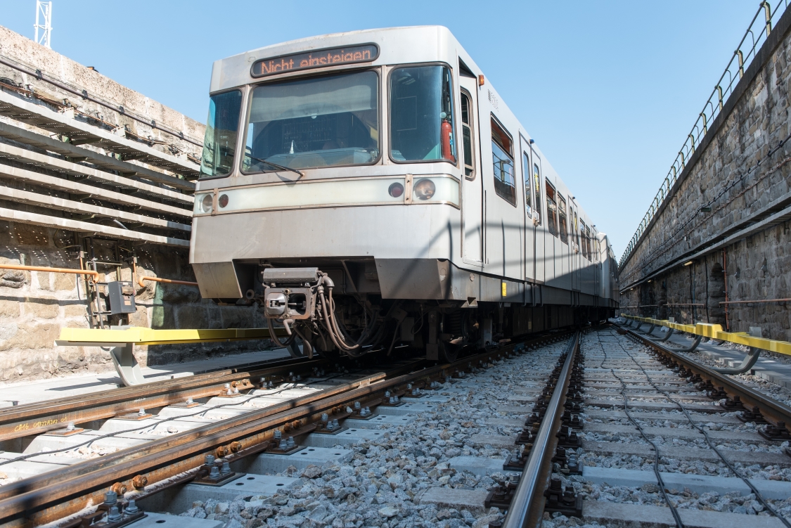 Messzug der Wiener Linien auf einer Überprüfungsfahrt in der Station Ober St. Veit