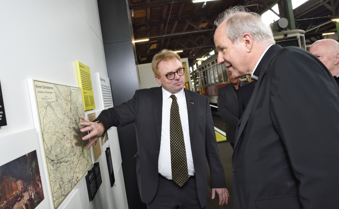 Kardinal Christoph Schönborn besucht das Verkehrsmuseum 'Remise' der Wiener Linien. Im Bild von links:Museumsleiter Hans Baierl, Kardinal Christoph Schönborn