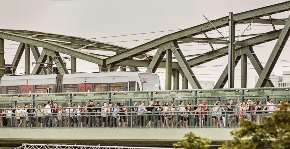 Am besten reist man mit den Wiener Linien zum Donauinselfest, dem größten Open-Air Festival Europas. So wie hier mit der U6.