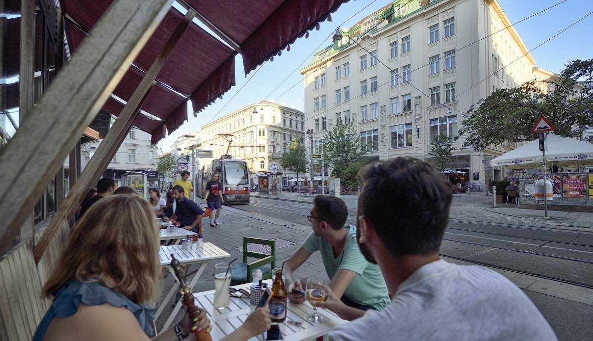 Straßenbahn der Linie 49 am Siebensternplatz.