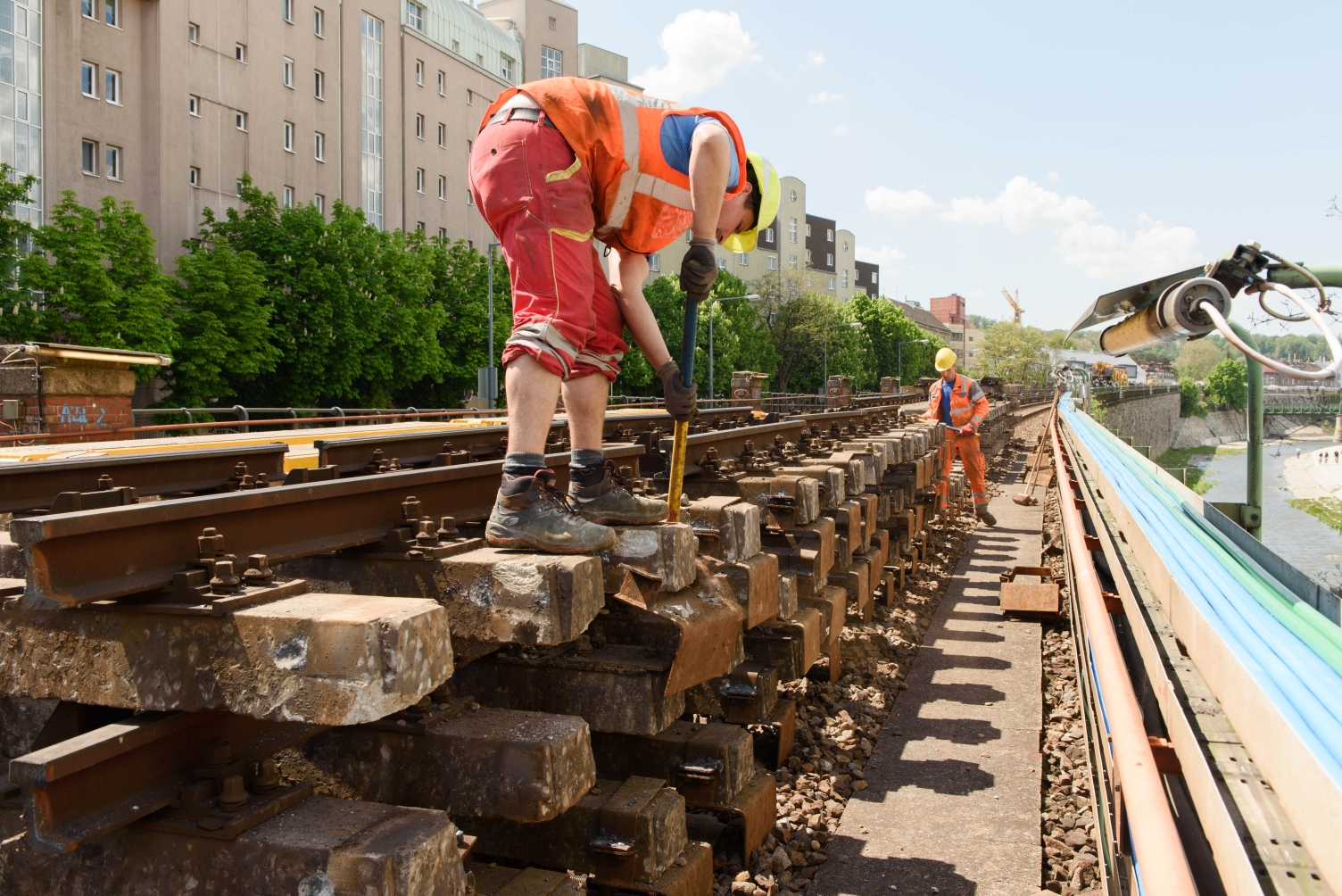 In der ersten Bauphase werden die Schwellen und Schienen abgetragen.