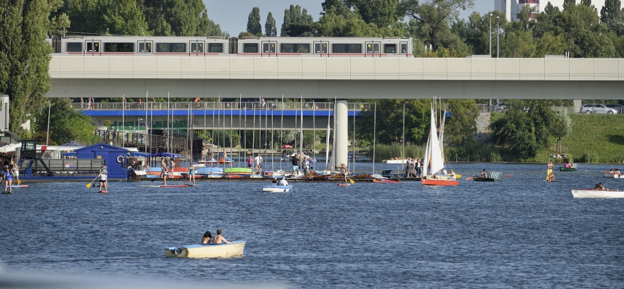 Zug der Linie U1 auf der Brücke über die Alte Donau.