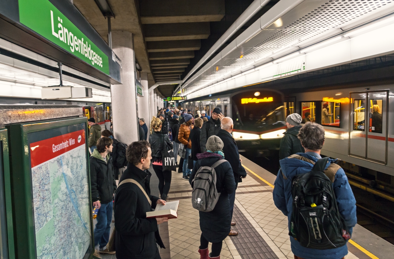 U-Bahn Zug der Linie u4 mit V-Zug fährt in die Haltestelle Längenfeldgasse Richtung Heiligenstadt, Jänner 2016
