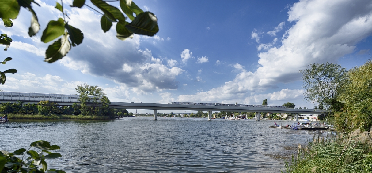 Zug der Linie U1 auf der Brücke über die Alte Donau.