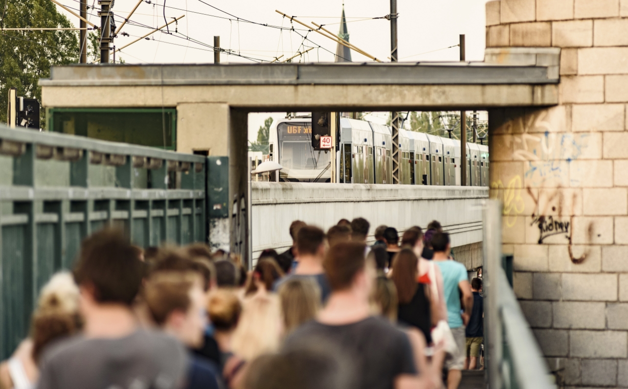 Am besten reist man mit den Wiener Linien zum Donauinselfest, dem größten Open-Air Festival Europas. So wie hier mit der U6.