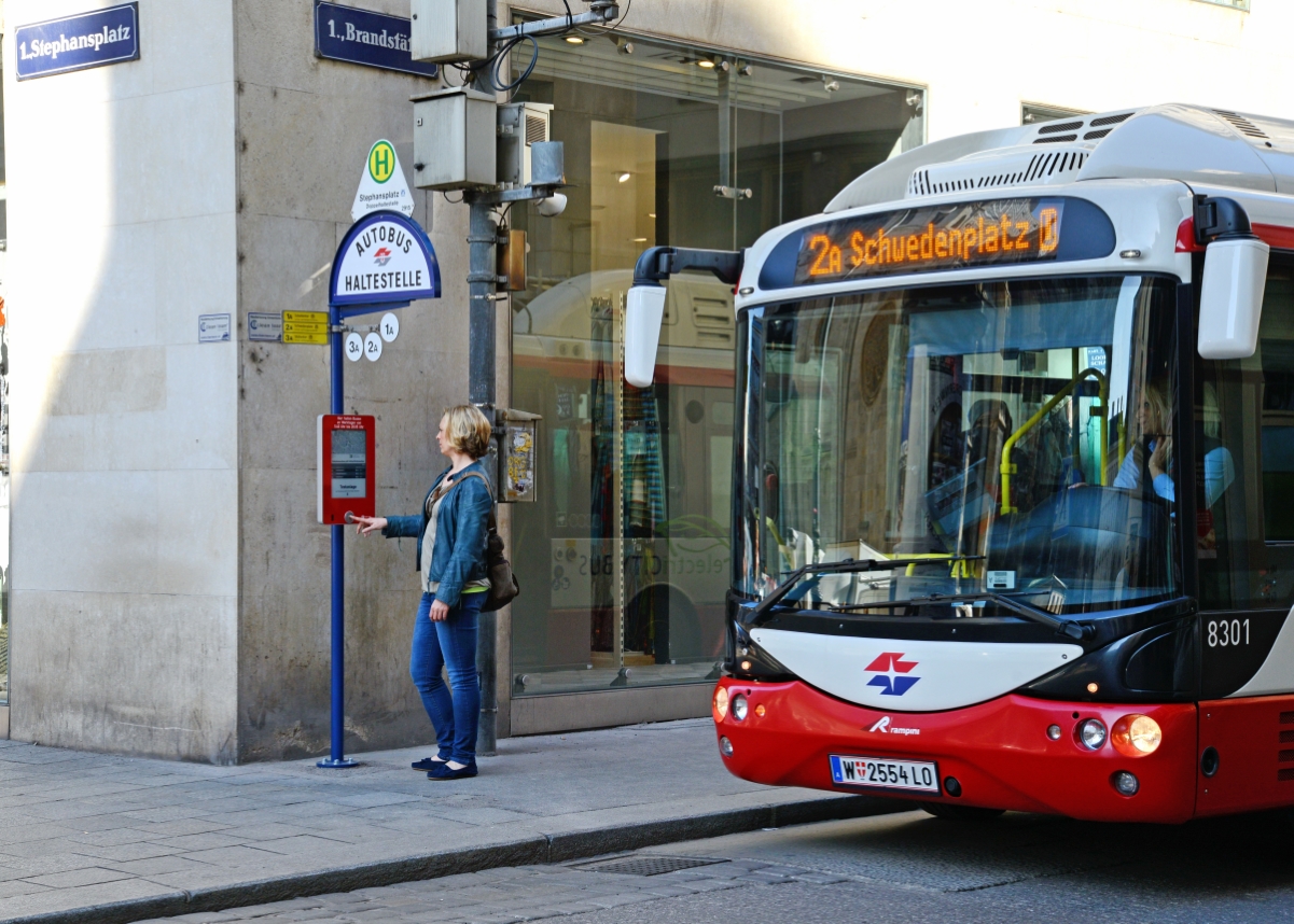 Testbetrieb an der Bushaltestelle Stephansplatz: E-Paper ist elektronischer Fahrplanaushang und Echtzeitinformation.