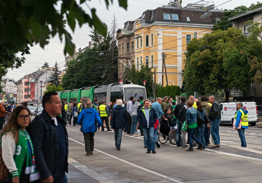 Linie 49 mit der Type B1 (Ulf) in Baumgarten, Weststadion als Verstärker, Juli 2016