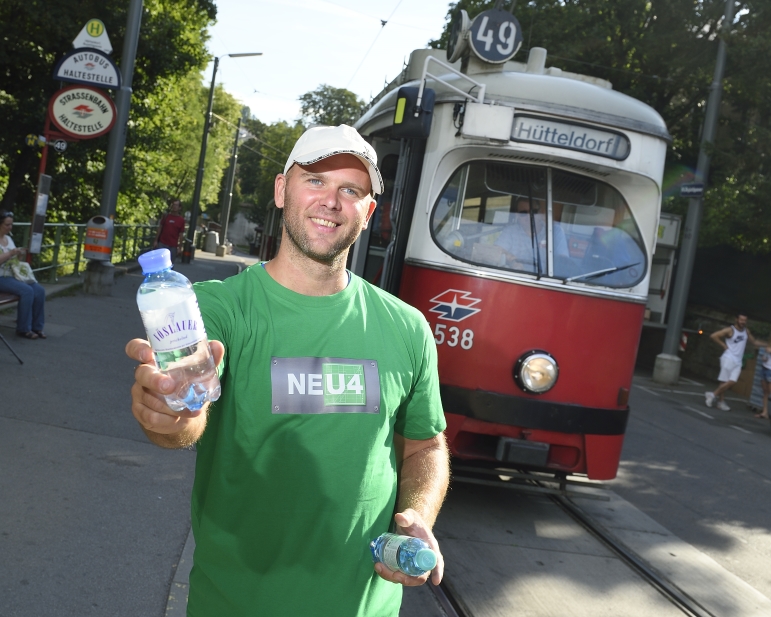 Wasserverteilaktion der Wiener Linien in der Station Bujattigasse der Linie 49 während der U4-Teilsperre.