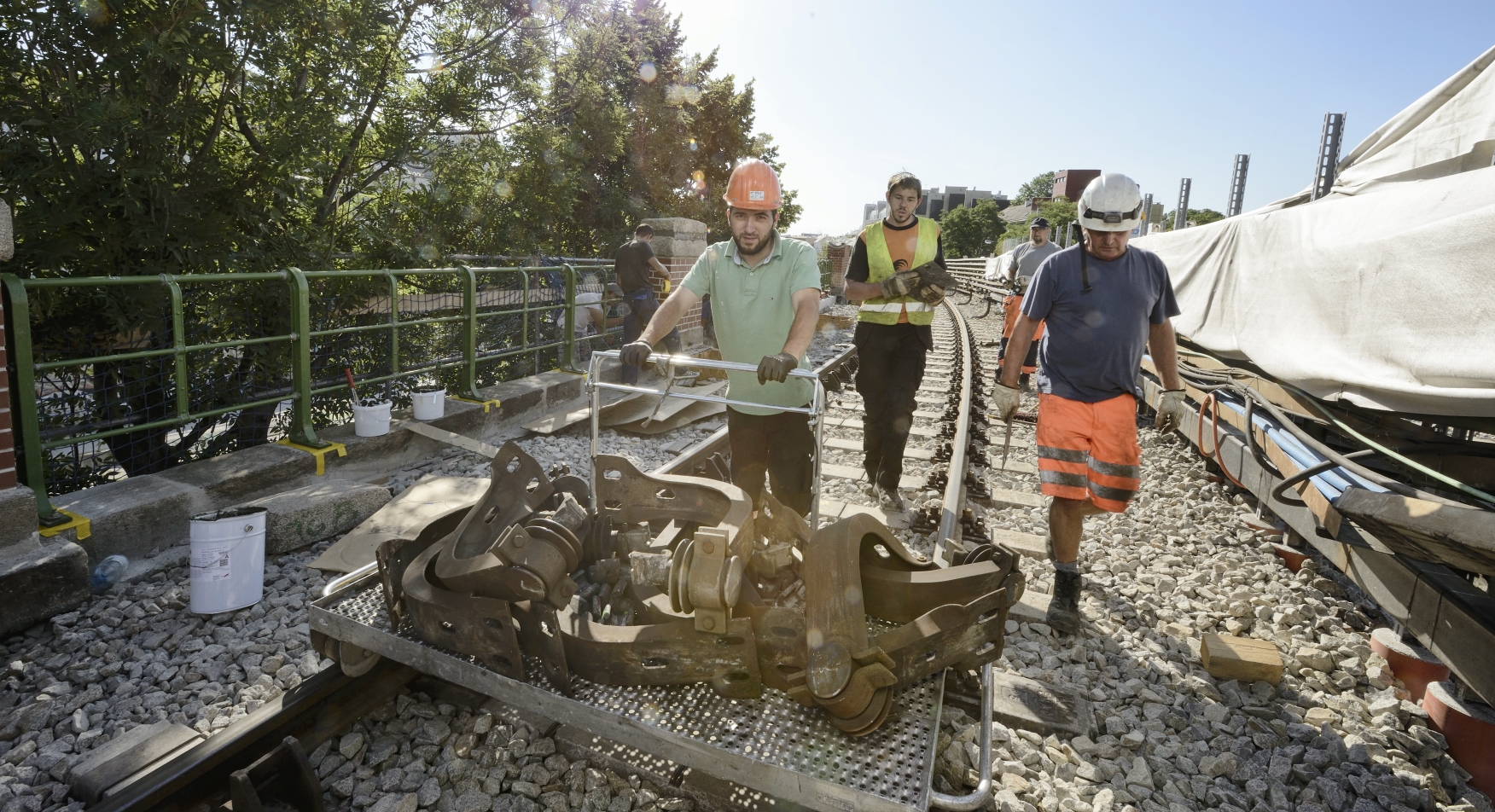 Fortschritt der Sanierungsmaßnahmen im Bereich des Viadukts nahe der Station Hütteldorf.