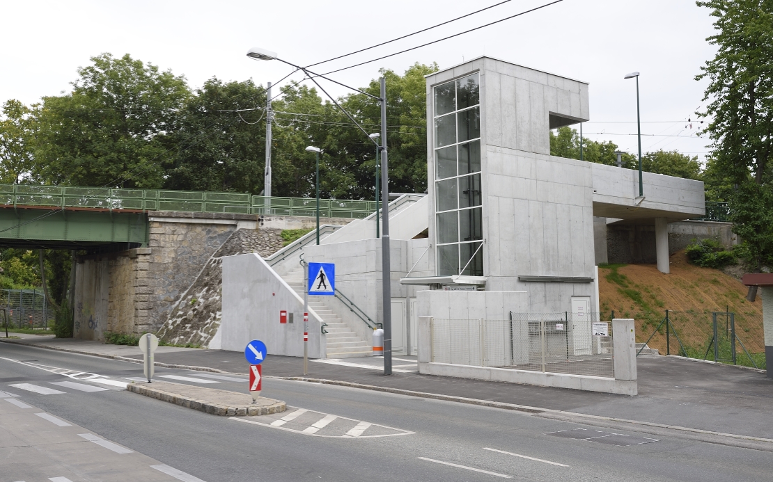 Die Haltestelle Breitenfurter Straße, Liesingbrücke der Straßenbahnlinie 60 ist seit 5. August 2016  barrierefrei nutzbar.