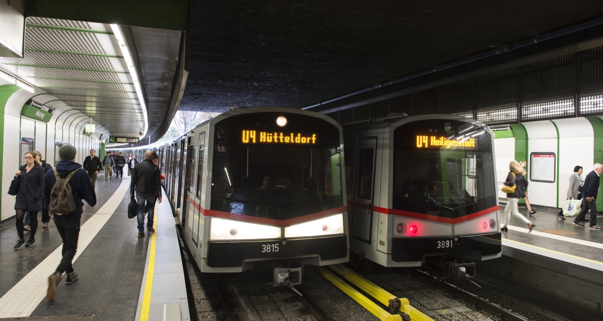 Nach der umfangreichen U4-Modernisierung ist die Linie U4 wieder auf ganzer Strecke bis Hütteldorf unterwegs. Züge der Linie U4 mit Fahrgästen in der Station Hietzing.