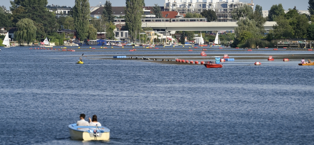 Zug der Linie U1 auf der Brücke über die Alte Donau.