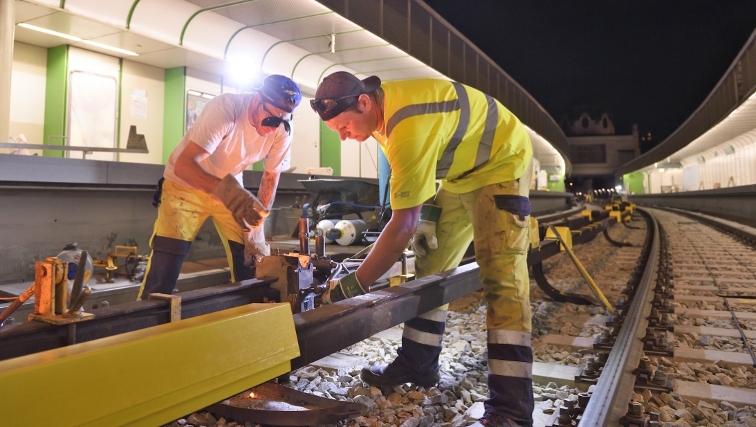 Fortschritt der Sanierungsarbeiten in der Station Hietzing. Verschweißen der Stromschiene.