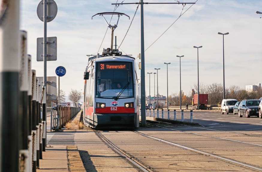 Linie 31 mit Type B ( ULF )  Floridsdorfer Brücke, vor der Station Am Hubertusdamm