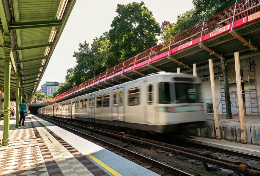 U4 Station Stadtpark, jetzt wird das Dach und der Bahnsteig Richtung Heiligenstadt saniert, 18.Juli 2016