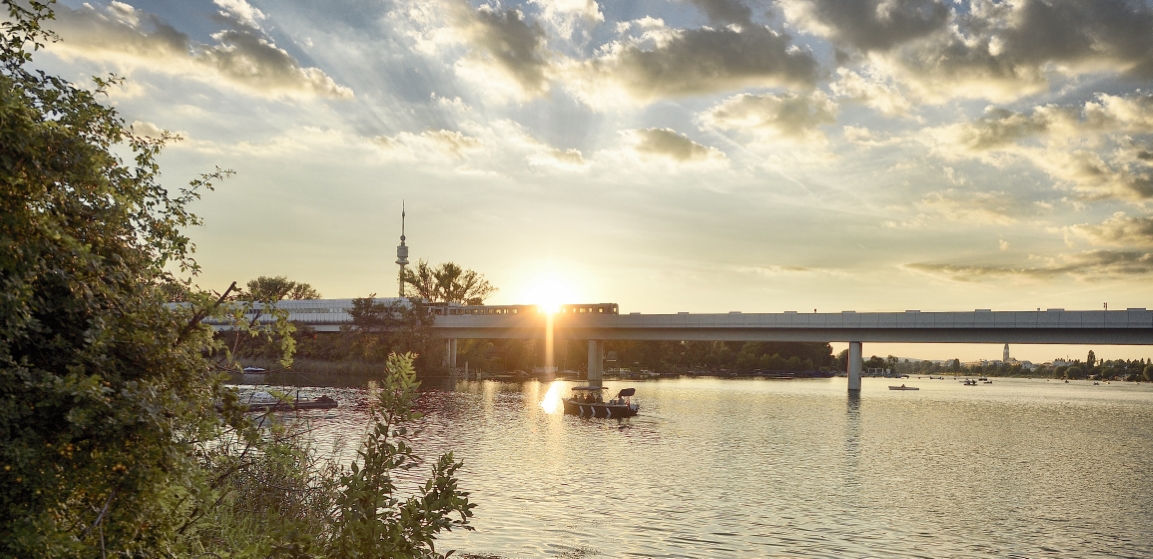 Zug der Linie U1 auf der Brücke über die Alte Donau.