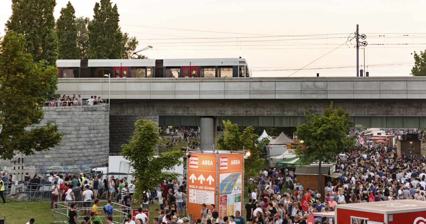 Am besten reist man mit den Wiener Linien zum Donauinselfest, dem größten Open-Air Festival Europas. So wie hier mit der U6.