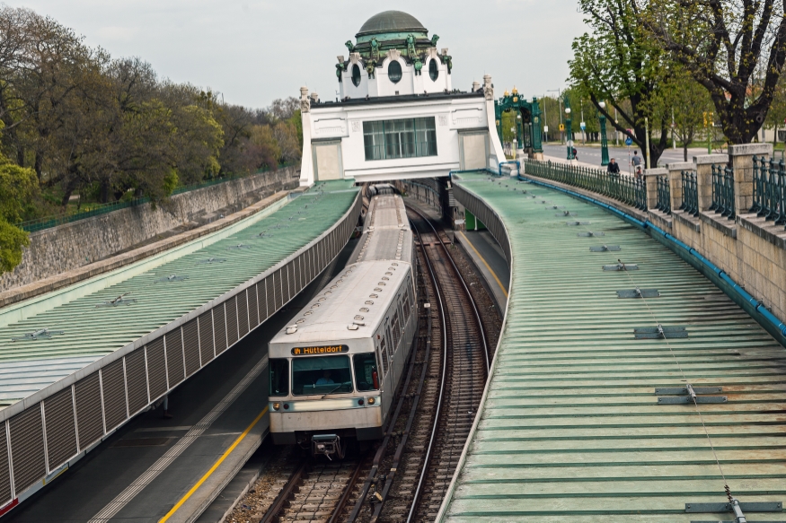 U-Bahn Station Hietzing mit Kaiserpavillion und Zug Richtung Hütteldorf, April 2016