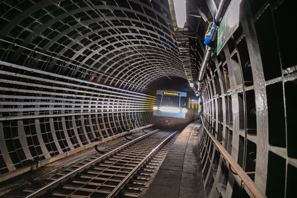 Zug der Linie U1 im Verbindungstunnel von der U4 zur U1 kurz vor dem Stephansplatz