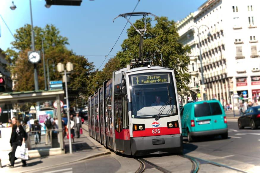 ULF (Type B)  unterwegs auf Linie   am Opernring, August 2016