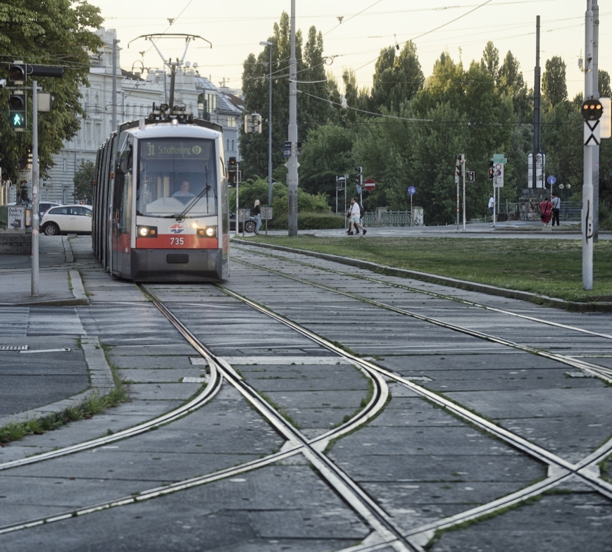 Straßenbahn der Linie 2 auf der Marienbrücke.