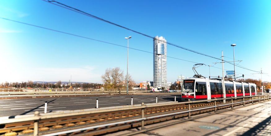 Linie 31 mit Type B ( ULF )  Floridsdorfer Brücke, Donauinsel