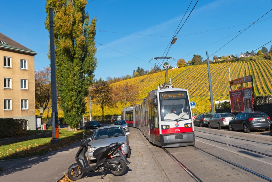 Linie 43 mit Ulf Type B1  in Dornbach mit Weinberg, Oktober 2016