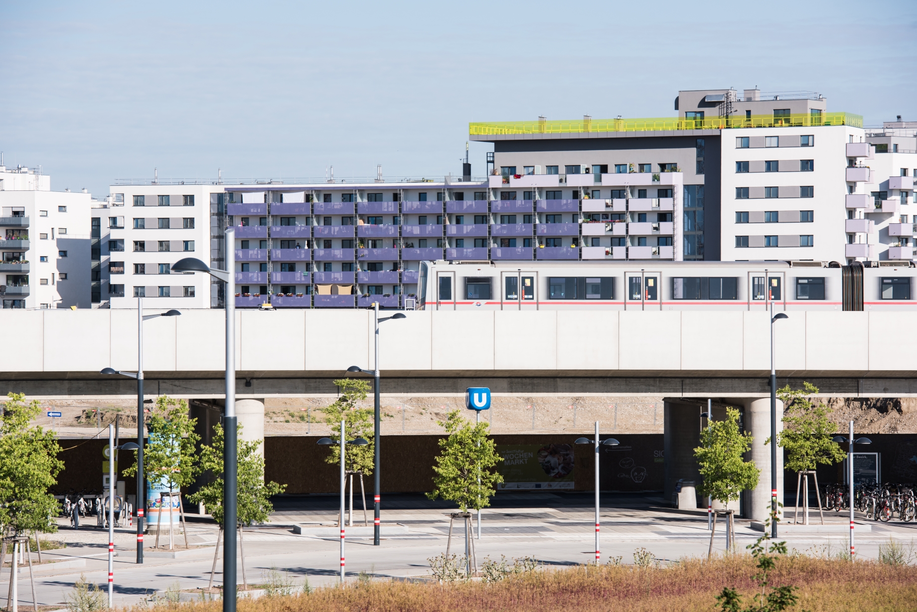 U2 in Station Seestadt, Wohnbauten im Hintergrund