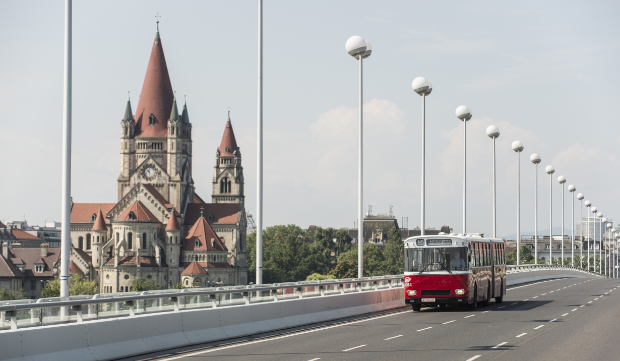 Historischer Linienbus GU 230, Nr 8084, fährt 40 Jahre nach seinem Unfall beim Einsturz der Reichsbrücke wieder über die heutige Reichsbrücke. Der Bus ist im Verkehrsmuseum Remise zu besichtigen.