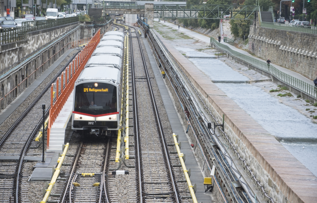 Nach der umfangreichen U4-Modernisierung ist die Linie U4 wieder auf ganzer Strecke bis Hütteldorf unterwegs. Zug der Linie U4 mit Fahrgästen vor Einfahrt in die Station Hietzing.