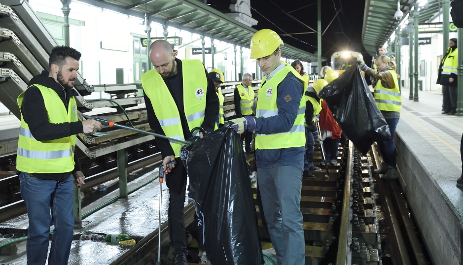 Reinigung des Gleisbereichs der U6 Trasse zwischen den Stationen Josefstädter Straße und Thaliastraße durch 25 Teilnehmer die per Heute-Gewinnspiel ausgewählt werden.