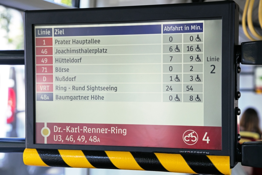 Neue City Bike Hinweise an den Monitoren in Bus und Straßenbahn.