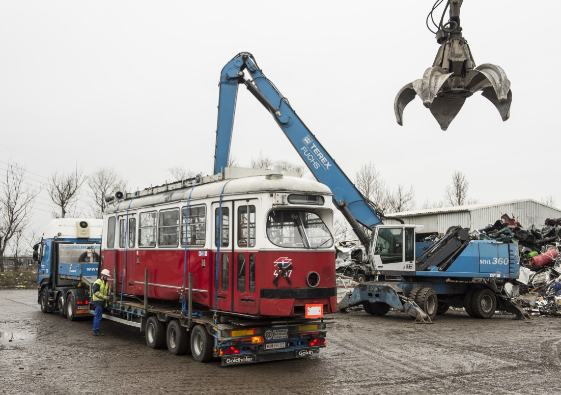 Ausgemusterte Bim wird bei der Firma Scholz in Laxenburg verschrottet. Fahrzeug wird angeliefert.