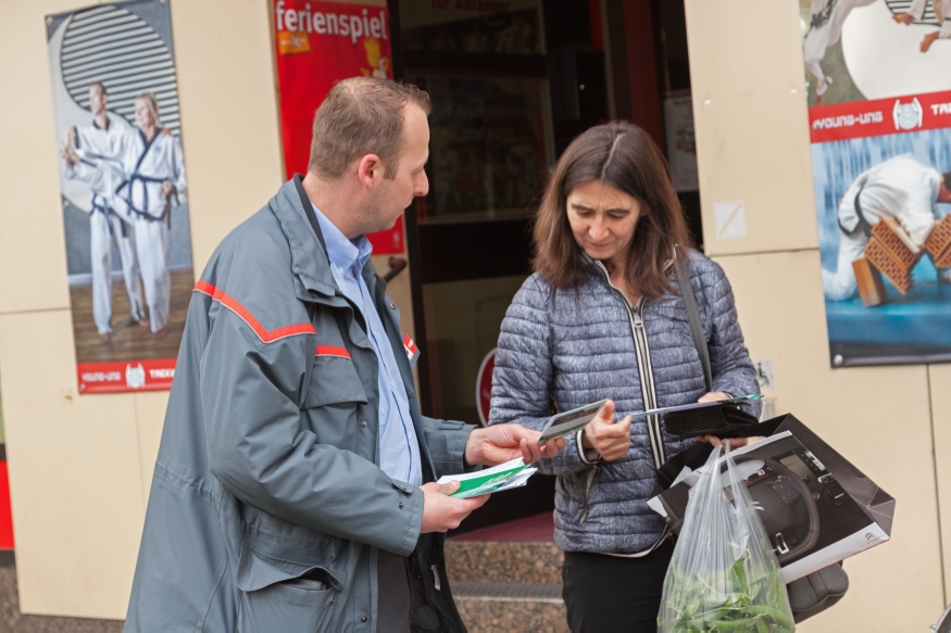 Mitarbeiter beim verteilen von Infomaterial zur U4-Sperre  mit Kunden, Jagdschloßgasse, April 16