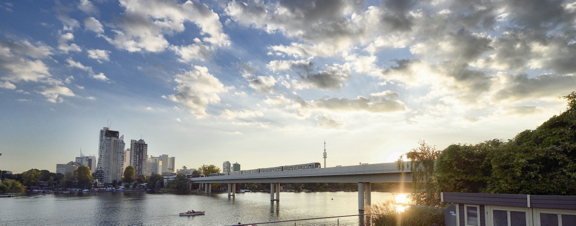 Zug der Linie U1 auf der Brücke über die Alte Donau.