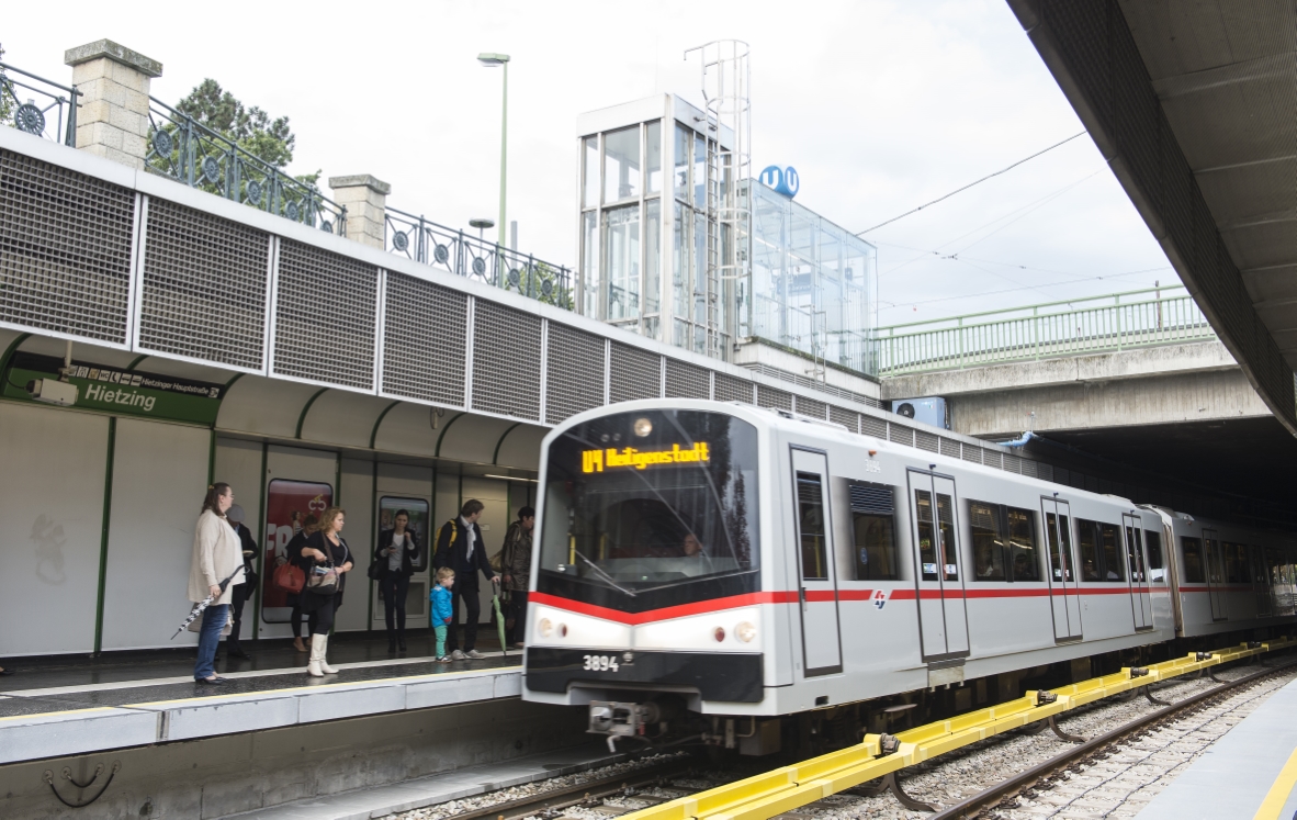 Nach umfangreichen Renovierungsarbeiten ist die Linie U4 wieder auf ihrem gesamten Streckennetz befahrbar. Zug der Linie U4 mit Fahrgästen in der Station Hietzing.