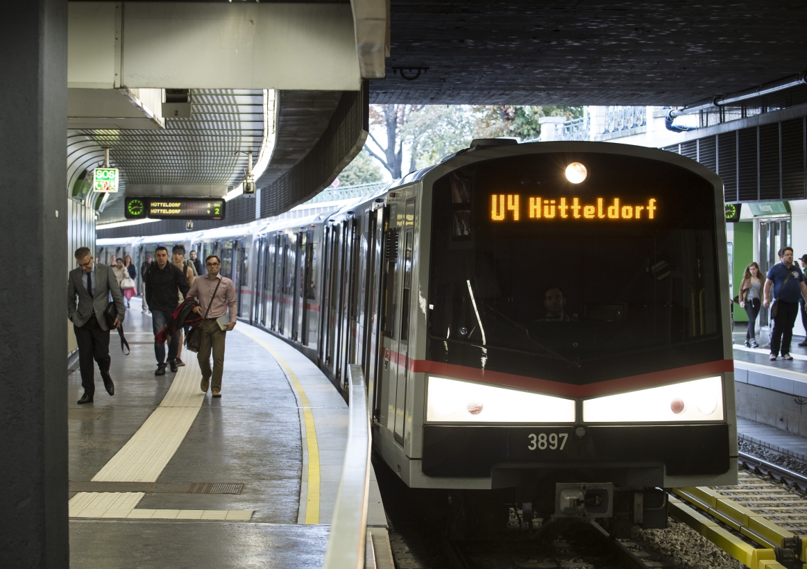 Nach der umfangreichen U4-Modernisierung ist die Linie U4 wieder auf ganzer Strecke bis Hütteldorf unterwegs. Zug der Linie U4 mit Fahrgästen in der Station Hietzing.