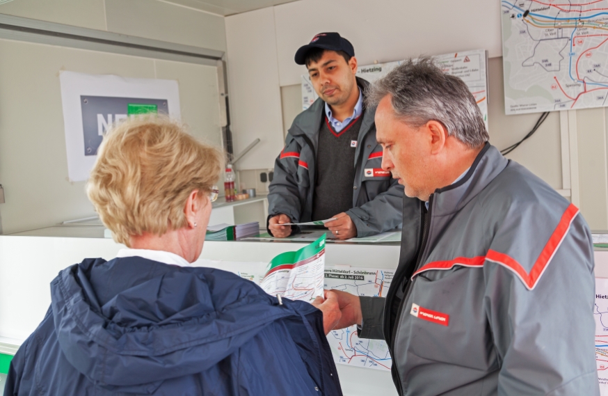Mitarbeiter beim verteilen von Infomaterial zur U4-Sperre  mit Kunden, Jagdschloßgasse, April 16