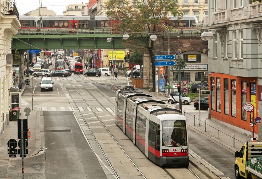 Linie 44 Alserstraße, Gürtel Ulf Type A1und der Linie U6 im Hintergrund, Juni 2016