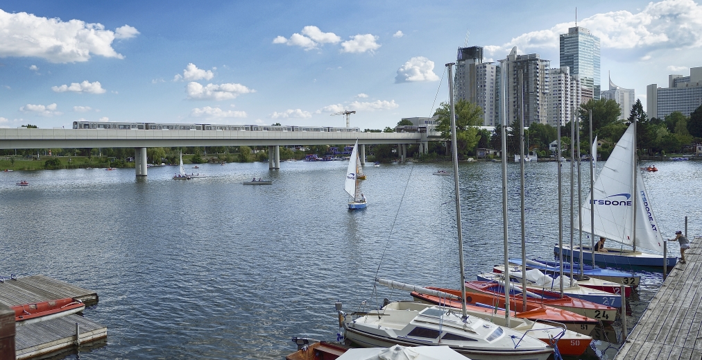 Zug der Linie U1 auf der Brücke über die Alte Donau.