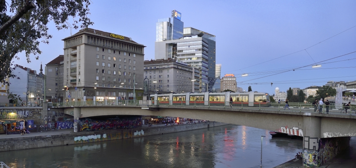 Straßenbahn der Linie 2 auf der Marienbrücke.