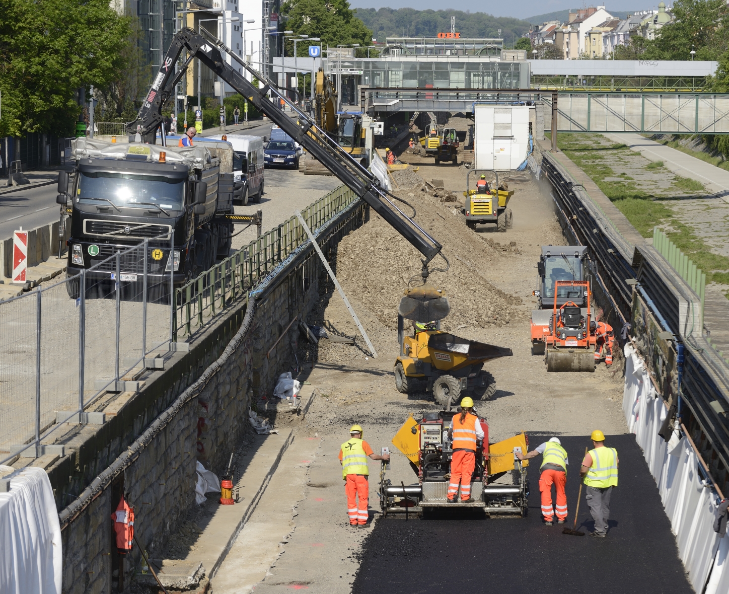 In der ersten Bauphase werden die Schwellen und Schienen abgetragen, danach der neue Aufbau der Unterkonstruktion begonnen.