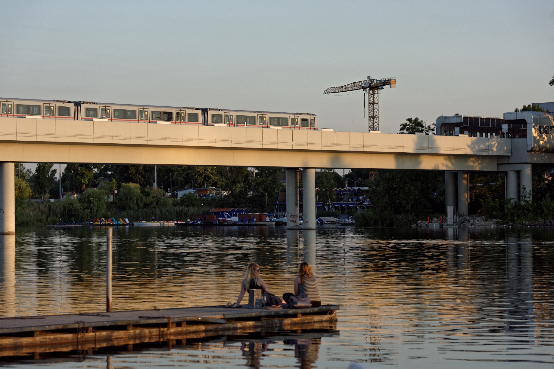 U1 Vorbeifahrt Alte Donau