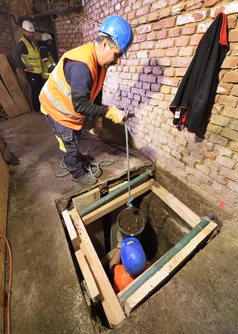 In des betroffenen Häusern oberhalb der geplanten U-Bahn-Tunnel der Linie U2 Richtung Süden werden Grabungen zur Feststellung der Qualität und Tiefe der Fundamente durchgeführt.