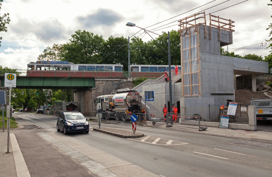 Linie 60 Type E2-c5  bei der Station Breitenfurtherstraße, 31 Mai 2016