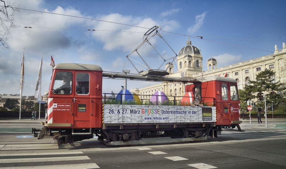 Heuer erstmals wird eine mit Ostermotiven dekorierte Lore der Wiener Linien in der Stadt untwegs sein, Hier auf dem Ring vor dem Naturhistorischen Museum.