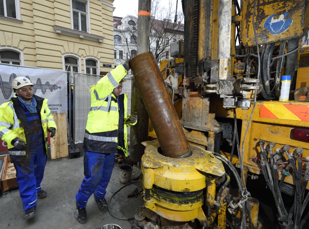 Probebohrungen entlang der geplanten Trasse der U-Bahn der Linie U2 Richtung Süden, hier in Wien Mariahilf.