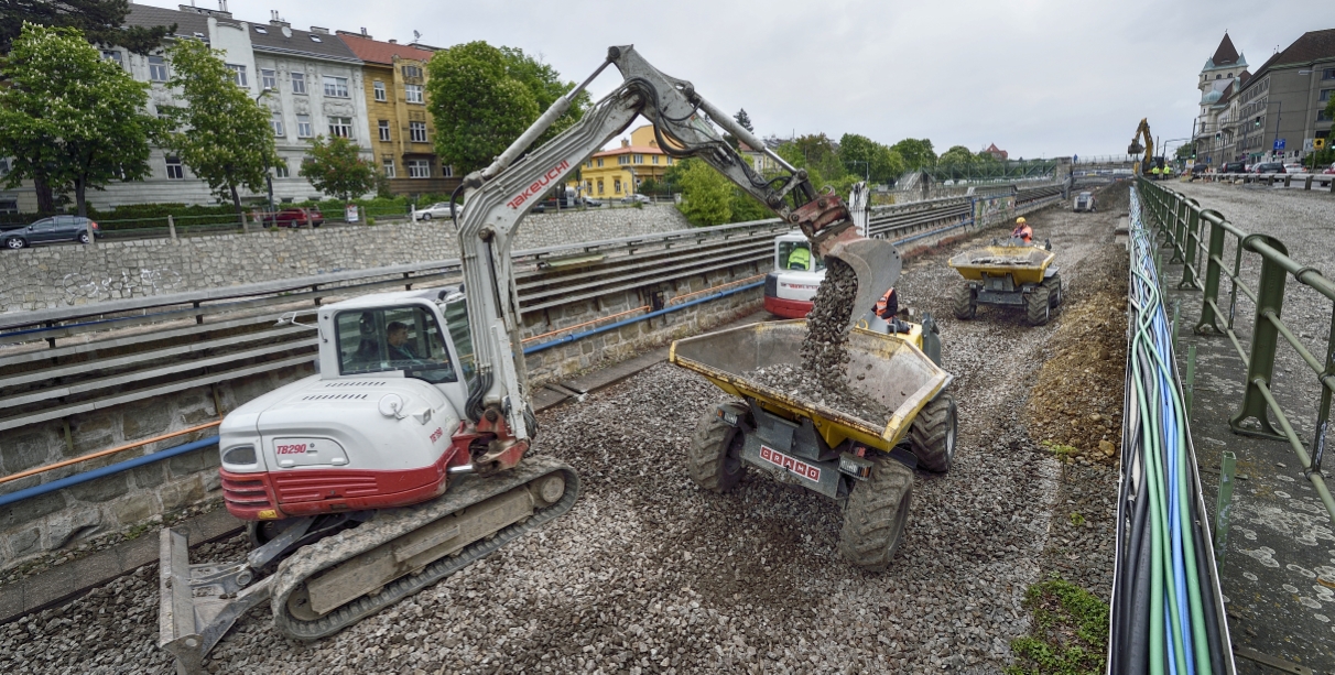 Im Bereich zwischen Braunschweiggasse und Hietzing sind die Schienen bereits demontiert.